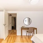 Regent 15 - Bright 1 Bdr Right In The Centre Of *